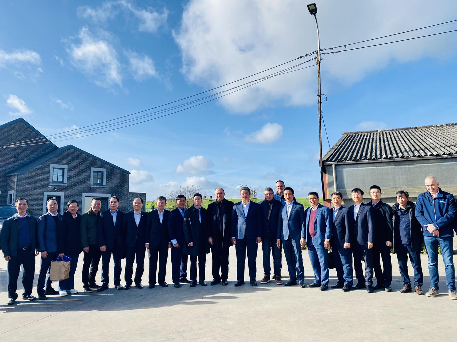 Đoàn công tác xúc tiến đầu tư, thương mại, du lịch TP. Hà Nội thăm trang trại bò 3B của Công ty GA Belgimex